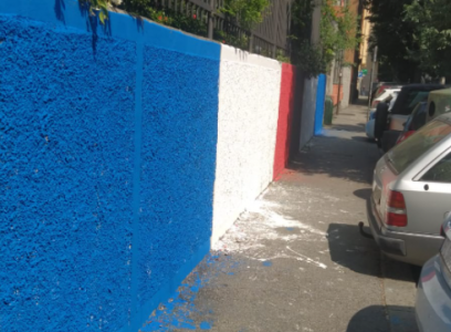 Genova, il muro della scuola media Gaslini dipinto di blucerchiato nella notte