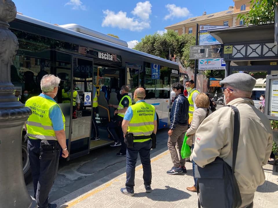 Genova, verifica intensiva sui bus: 107 passeggeri senza biglietto multati