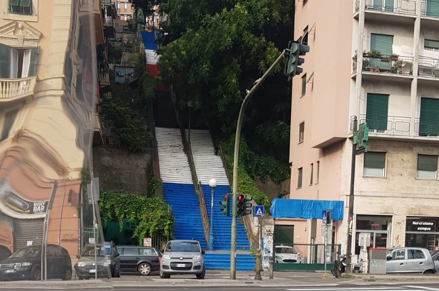 Marassi, scalinata Montaldo pitturata di blucerchiato nella notte