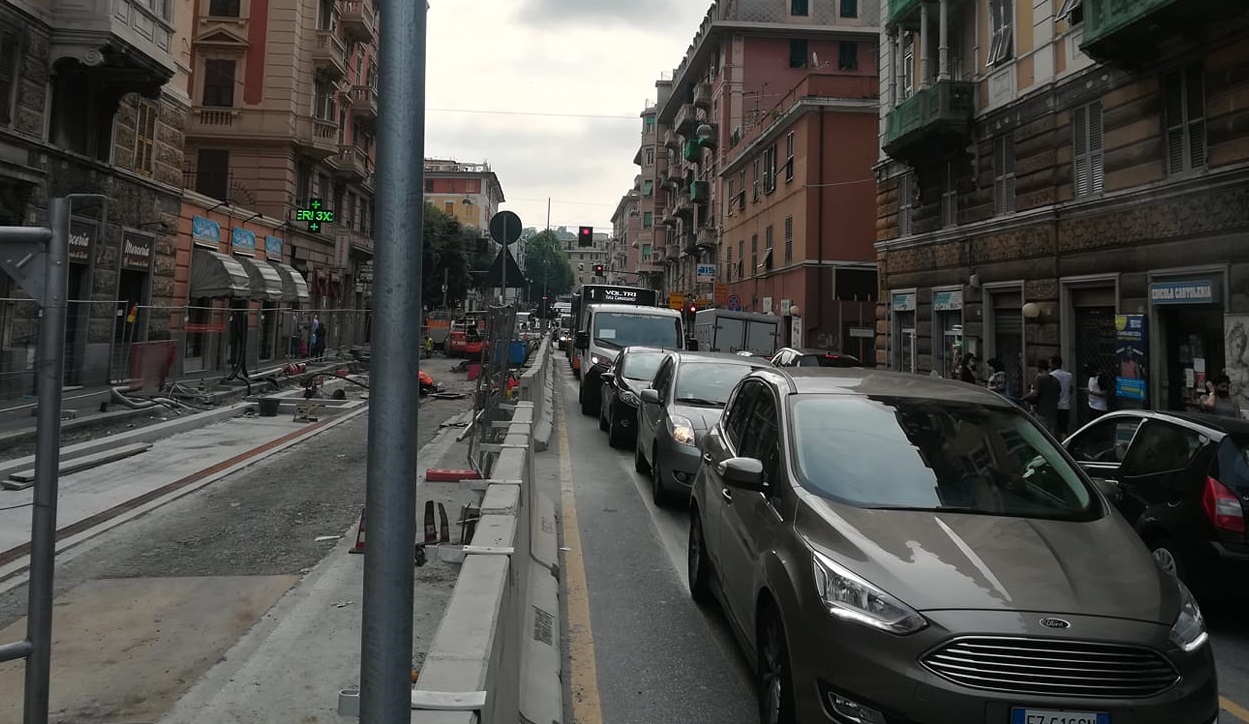 Via Cornigliano, il traffico è insostenibile: automobilisti invitati a usare la Guido Rossa