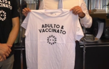 Liguria ,“Adulto e Vaccinato”: il successo di una maglietta richiesta in tutta Italia