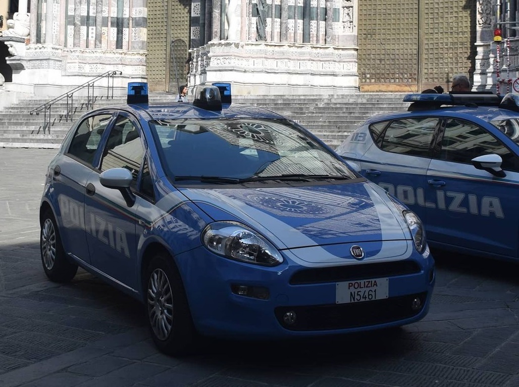 Genova, danneggiano l'auto della polizia e pubblicano le foto su Instagram: denunciati