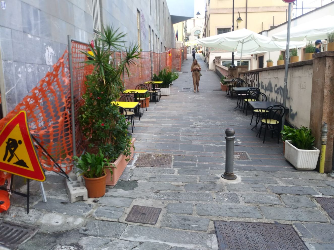 Genova, sposta le barriere di sicurezza e crea il dehors per il suo locale: denunciato