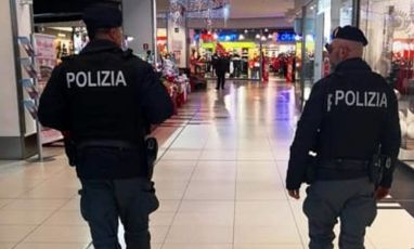 Genova, rubano vestiti alla Fiumara e tentano la fuga: un arresto e una denuncia