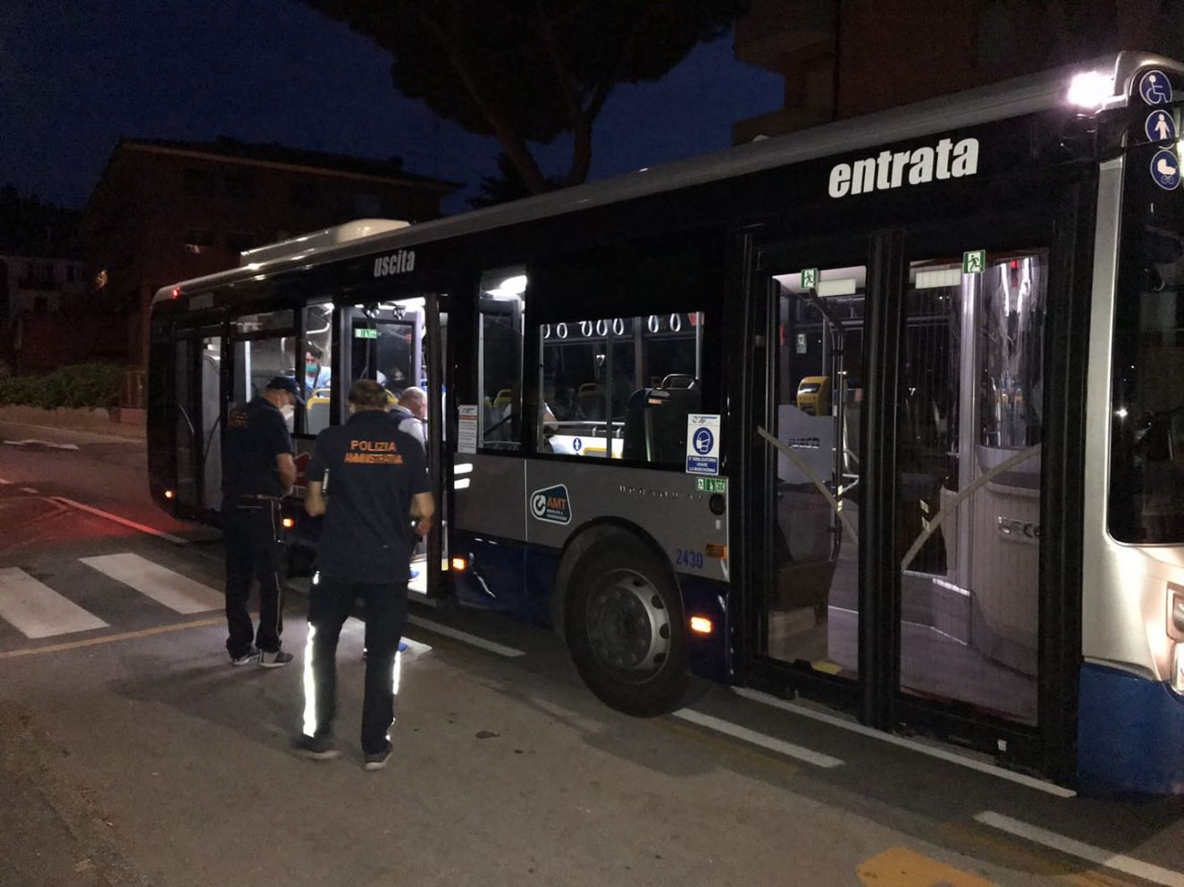Genova, verifica sui bus notturni: un passeggero su cinque senza biglietto