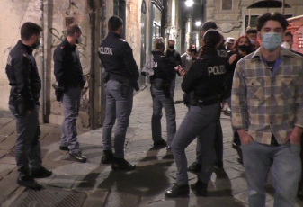 Genova, il questore: "Movida nel centro storico? No a varchi chiusi con transenne"