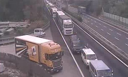 Autostrade, tir perde il carico tra Albisola e Celle Ligure: 11 km di coda