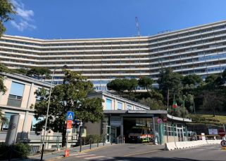 San Martino, migliorano le condizioni della 34enne ricoverata dopo il vaccino AstraZeneca 