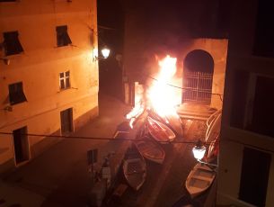 Incendio nella notte sullo scalo di Capolungo 