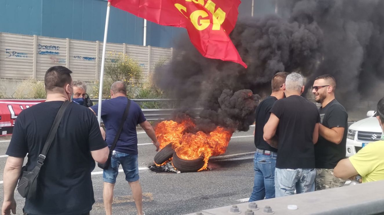 Genova, la protesta dei lavoratori ex Ilva contro la cassa integrazione: Guido Rossa bloccata