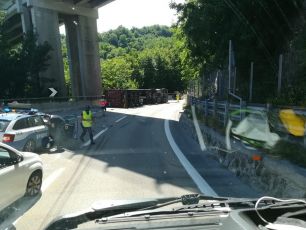 Camion si ribalta sull'A7 tra Busalla e Bolzaneto, traffico in tilt