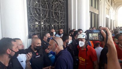 Ex-Ilva, il corteo dei lavoratori da Cornigliano: tensione di fronte alla prefettura e alla Regione