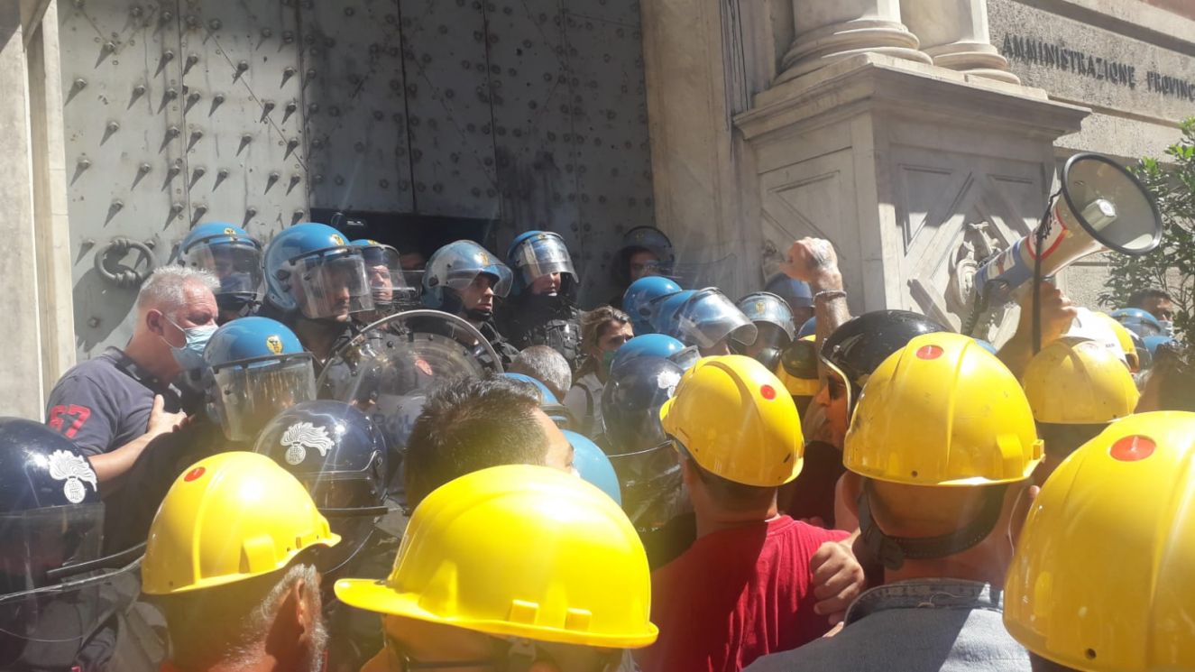 Ex Ilva Genova, tensione tra forze dell'ordine e manifestanti: feriti 7 agenti
