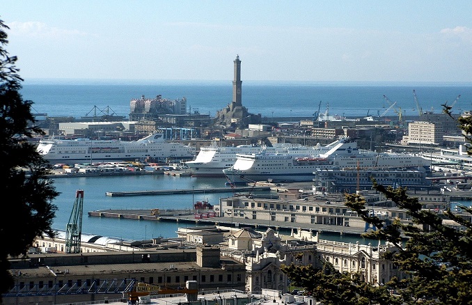 Porto Genova, banchina cede sotto il peso di una gru: non ci sono feriti