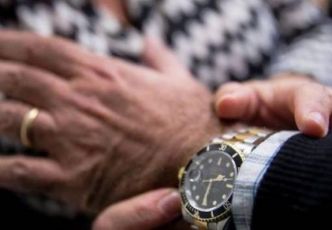 Recco, abbraccia un anziano per rubargli il Rolex: arrestata insieme a due complici
