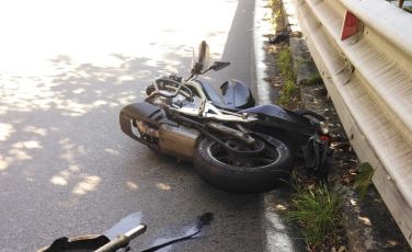 Tragedia a Davagna, incidente frontale tra moto e auto: morto il centauro