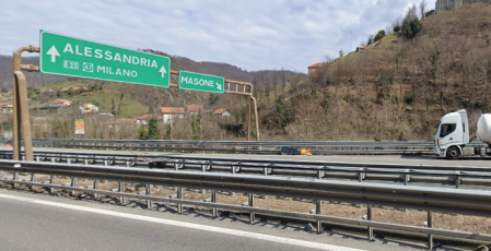 A26, fora una gomma e sbatte sulle barriere: code fra Masone e Ovada