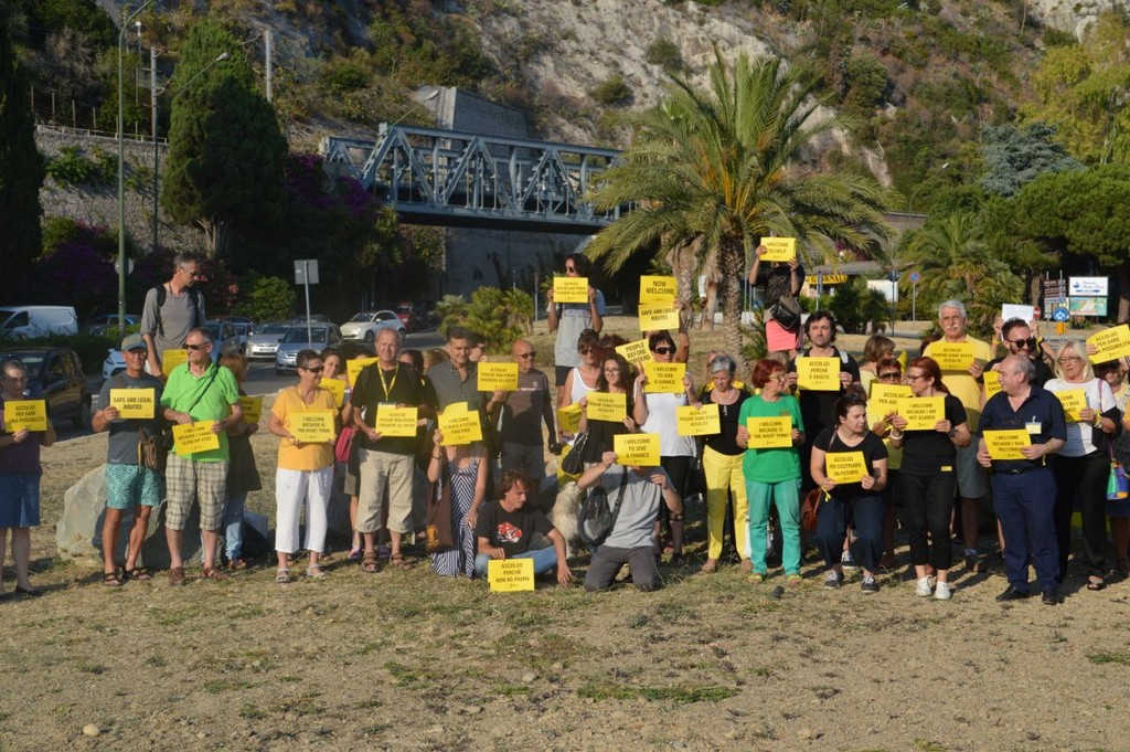 Ventimiglia, il flash mob di Amnesty International nella Giornata mondiale del rifugiato