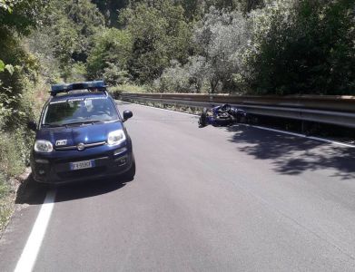 Uscio, moto cerca di evitare un capriolo ferito e si schianta contro il guardrail