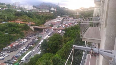 A10, casello Genova Aeroporto riapre in ritardo per un guasto: code e rallentamenti