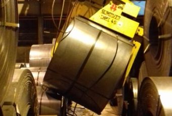 Ex Ilva Genova, tragedia sfiorata: crolla un rotolo d'acciaio di 40 tonnellate