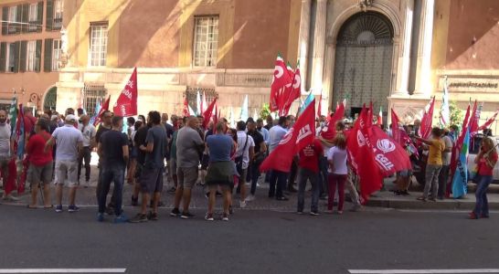 Genova, sindacati in piazza contro le esternalizzazioni