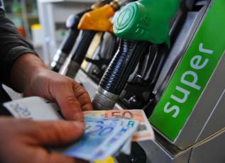 Benzina, rincari a livello record: pezzo medio per il self a 1,628 euro