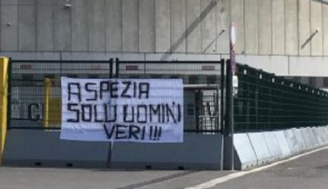 "A Spezia solo uomini veri": lo striscione dei tifosi contro Italiano
