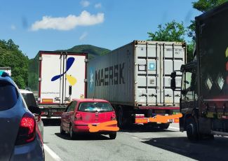Caos autostrade Liguria, i camionisti esasperati scendono dai tir
