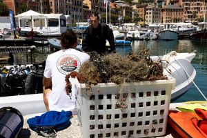 Portofino, recuperati due quintali di reti fantasma sul fondale