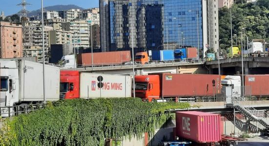 Ingresso in porto bloccato, decine di tir incolonnati e traffico il tilt a Genova