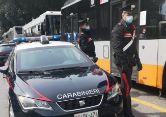 Genova, senza biglietto sul bus minaccia di morte i controllori: denunciato