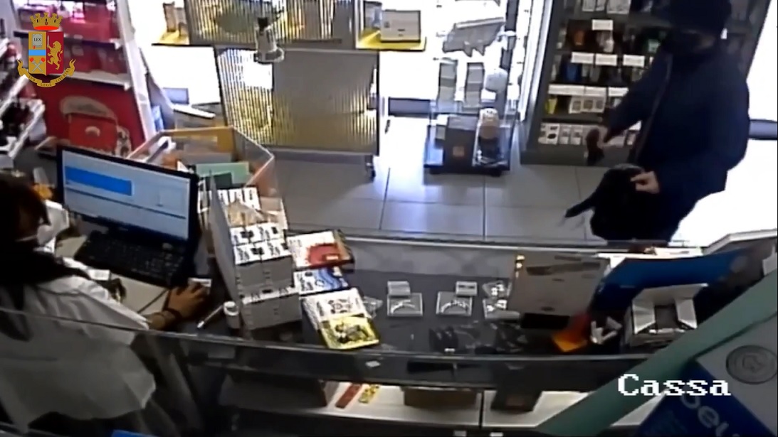 Genova, tentata rapina in farmacia con una pistola: coppia tradita da un bacio