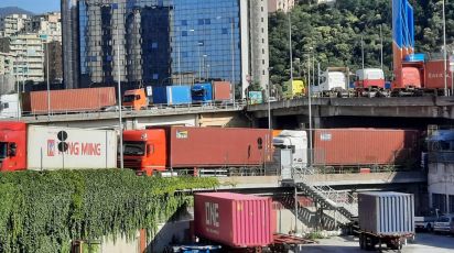 L'allarme degli autotrasportatori bloccati dal traffico: "La Liguria è un girone infernale"