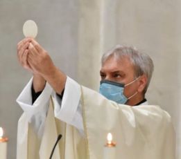 "Sei no-vax? Non leggi e non canti a Messa": da Genova l'iniziativa di don Moretti