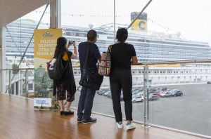 Costa Firenze lascia il porto di Savona per il primo viaggio, 800 passeggeri a bordo