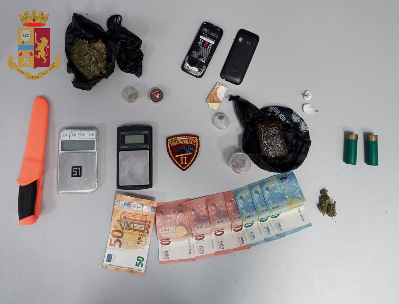 Genova, la polizia ferma un camper: a bordo droga, un coltello e cartucce per fucile