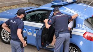Tentano di rubare uno zainetto dal sedile di un'auto: arrestati