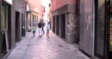 Genova, "Liberi quel piccione, lo sta uccidendo": ubriaca aggredisce una passante