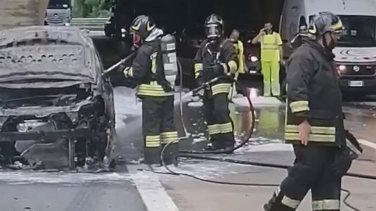 Autostrada A7, auto in fiamme dopo il casello di Bolzaneto: 7 chilometri di coda