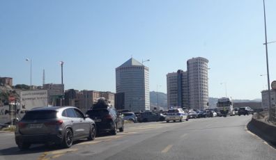 Traffico in tilt per l'imbarco dei traghetti: lunghe code fin dal casello di Genova Ovest