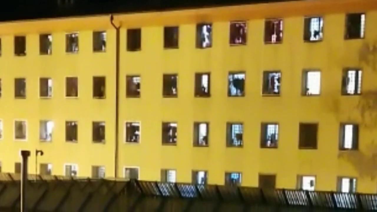 Genova, carcere di Marassi: un detenuto incendia la cella, due agenti intossicati