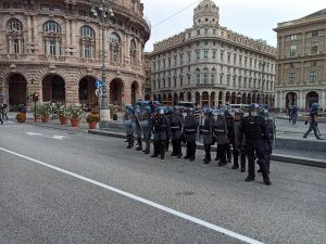 Europei, controlli in tilt: tensione in piazza De Ferrari. Partita sul maxischermo a rischio, ma poi si accende 