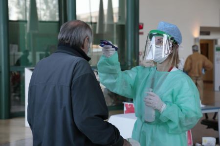 Liguria, via libera alle visite negli ospedali per i familiari con green pass