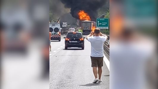 Spezia, tir in fiamme in A12: autostrada chiusa fra Brugnato e Carrodano