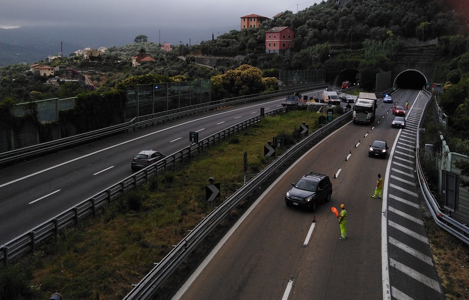 Genova, tir in fiamme sulla A26, un altro mezzo in panne sull'A12: mattinata di traffico