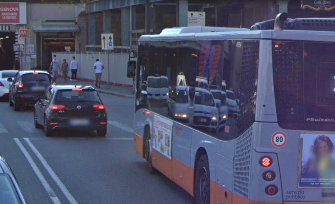Genova, litiga alla fermata del bus e spruzza lo spray al peperoncino su un uomo e sui controllori