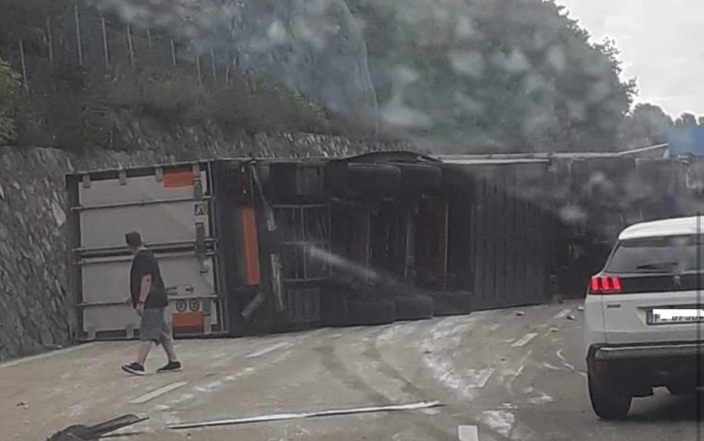 Tir si ribalta in autostrada: traffico bloccato sull'A10 tra Varazze e Arenzano