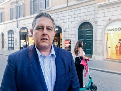 Toti: "Il green pass per convincere i più indolenti. Il messaggio no vax è pericoloso"