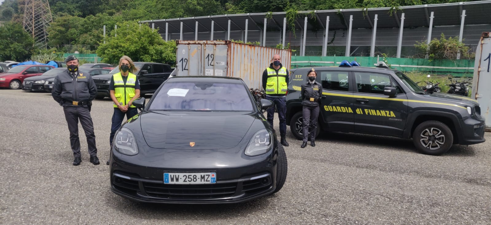 Genova, sequestrata per contrabbando una Porsche Panamera del valore di oltre 70 mila euro